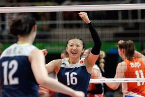 AYX官网-国际体坛巨星足球精彩瞬间：场上对决，足球巨星比赛