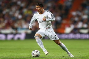 爱游戏 电竞-勇士热火大战，双方实力对决展现顶级篮球风采，勇士热火比赛直播