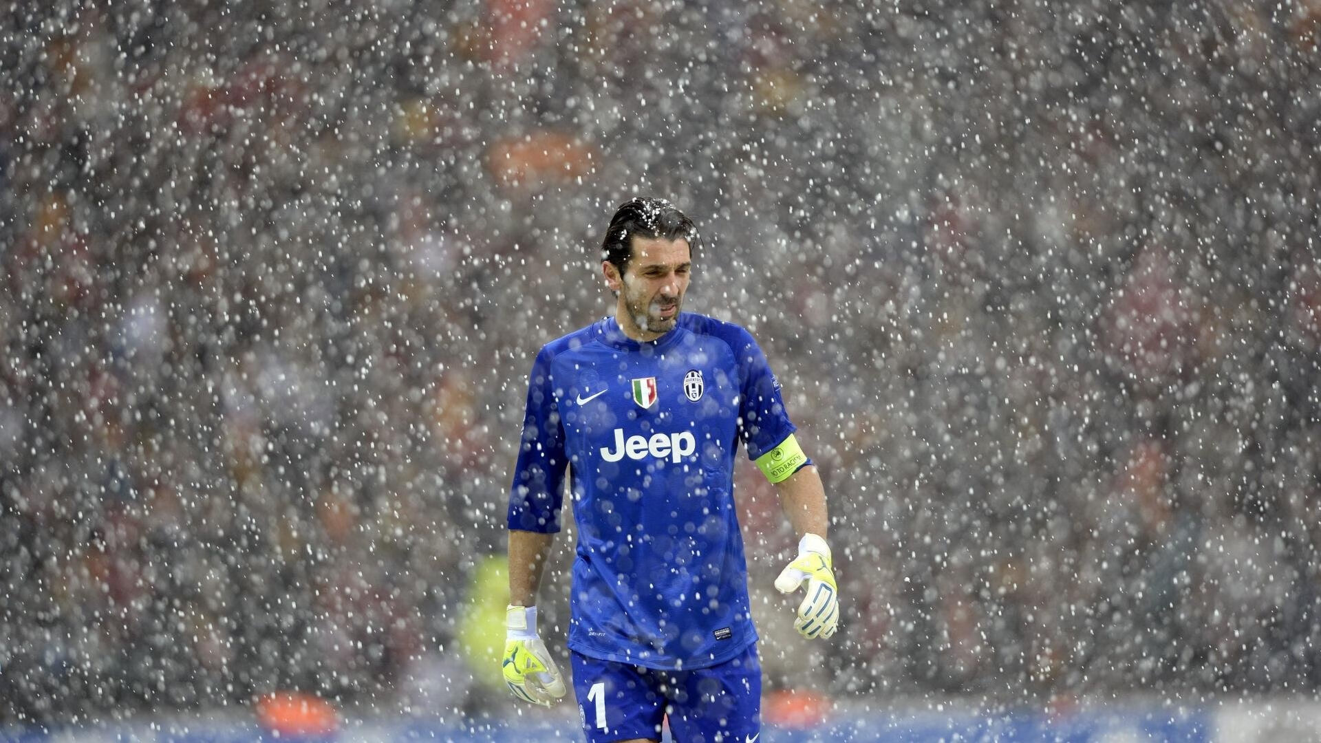 中国足球比赛火爆热播，球员表现逐渐成熟，中国足球队的比赛