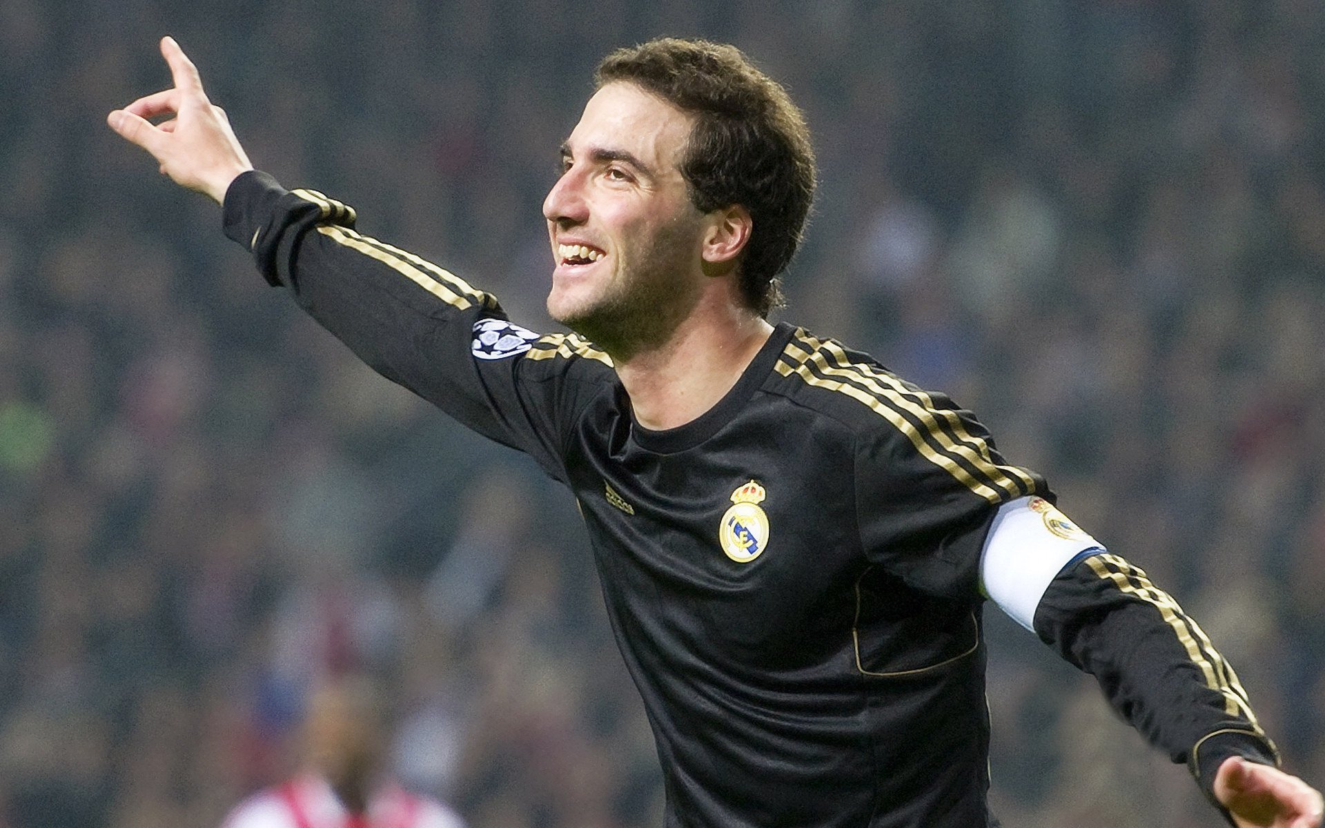 爱爱游戏-电竞选手如何维护自身形象：言行谨慎与积极阳光，电竞选手的自我修养